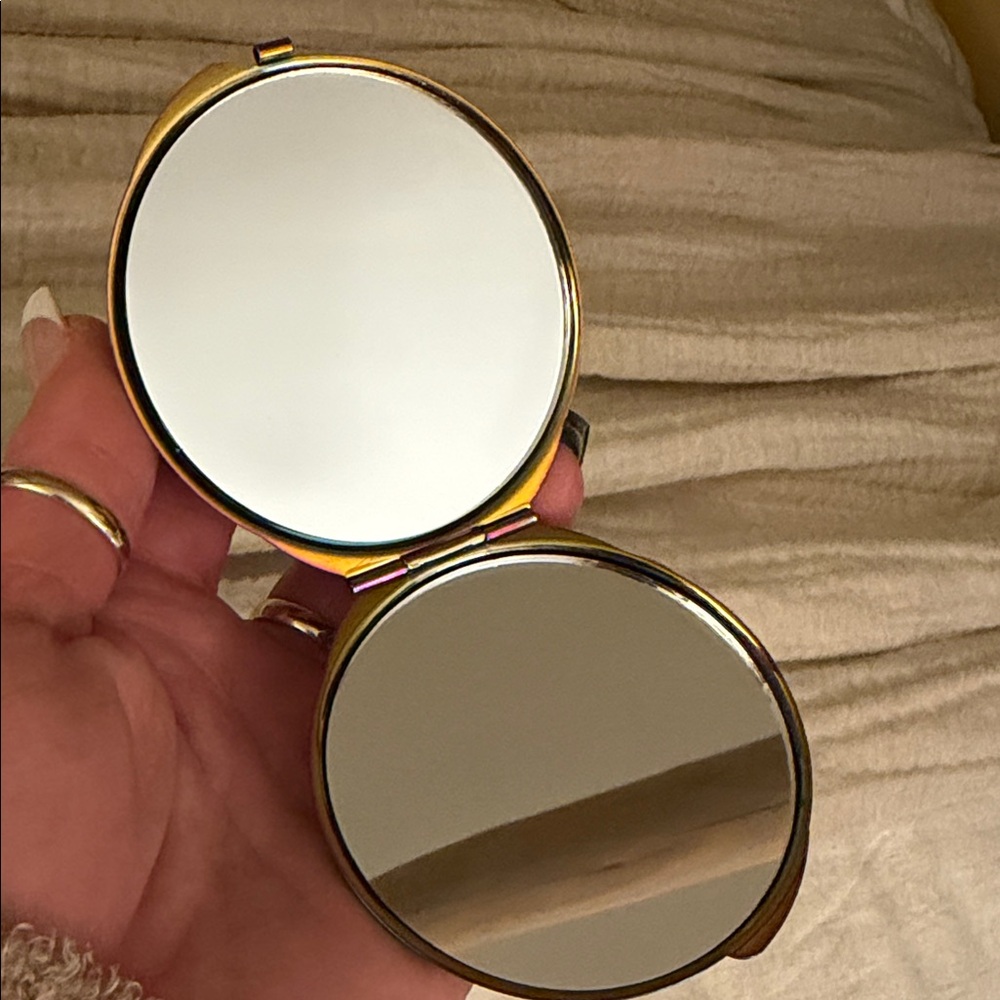 Betsey Johnson Donut mirror compact - Picture 4 of 5